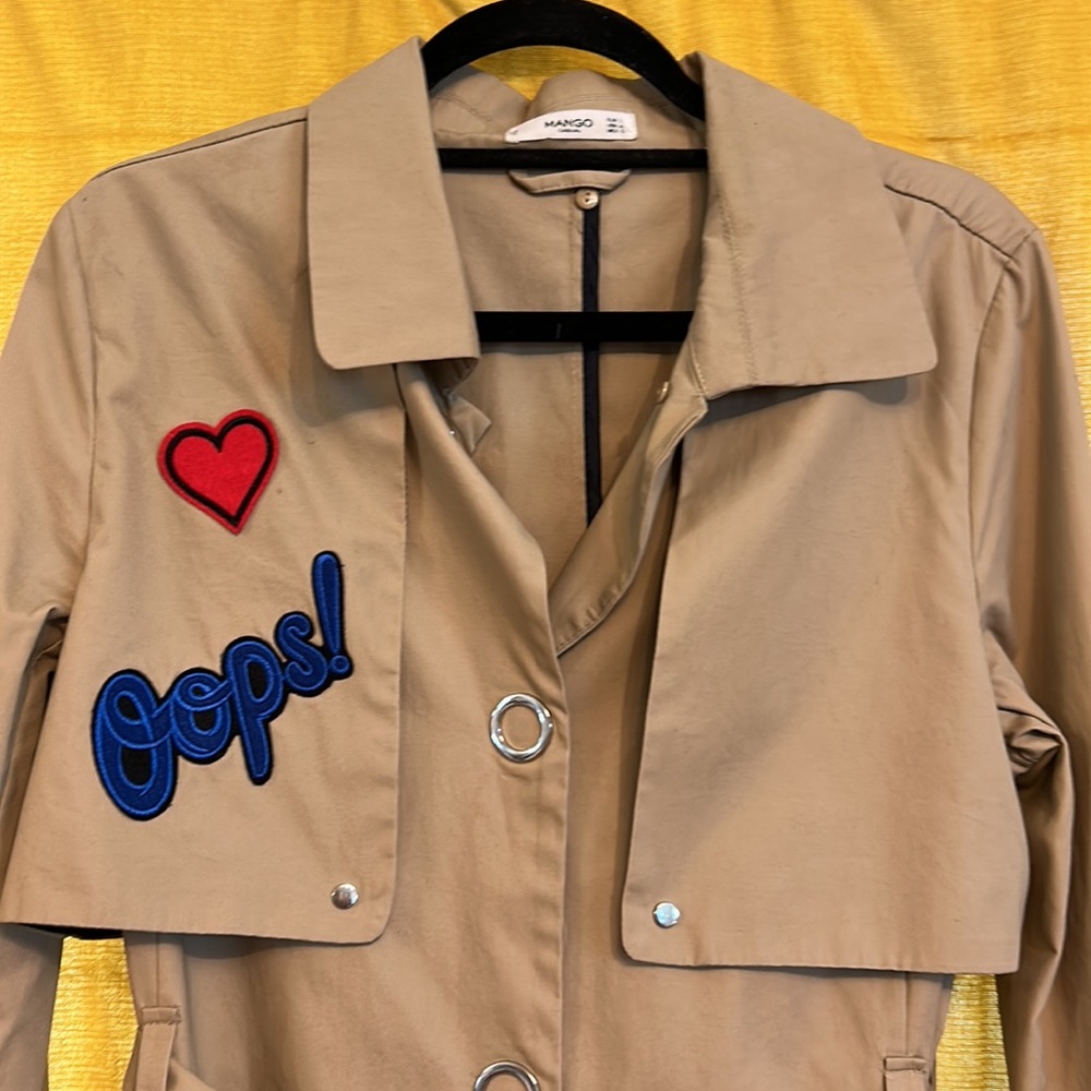 MANGO YES! trench coat. Size L. Lightweight cotton. Not your average trench! 💯
